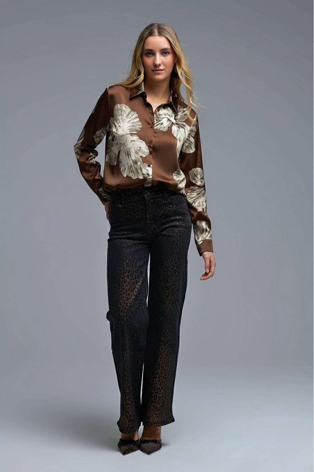 Blusa com botões florais castanha em tecido de cetim