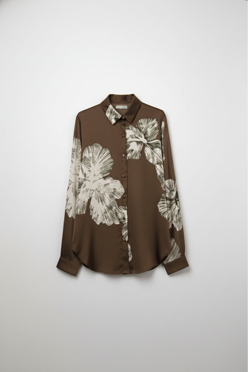 Blusa com botões florais castanha em tecido de cetim