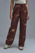 Calças fluidas leves borgonha com estampado floral outonal