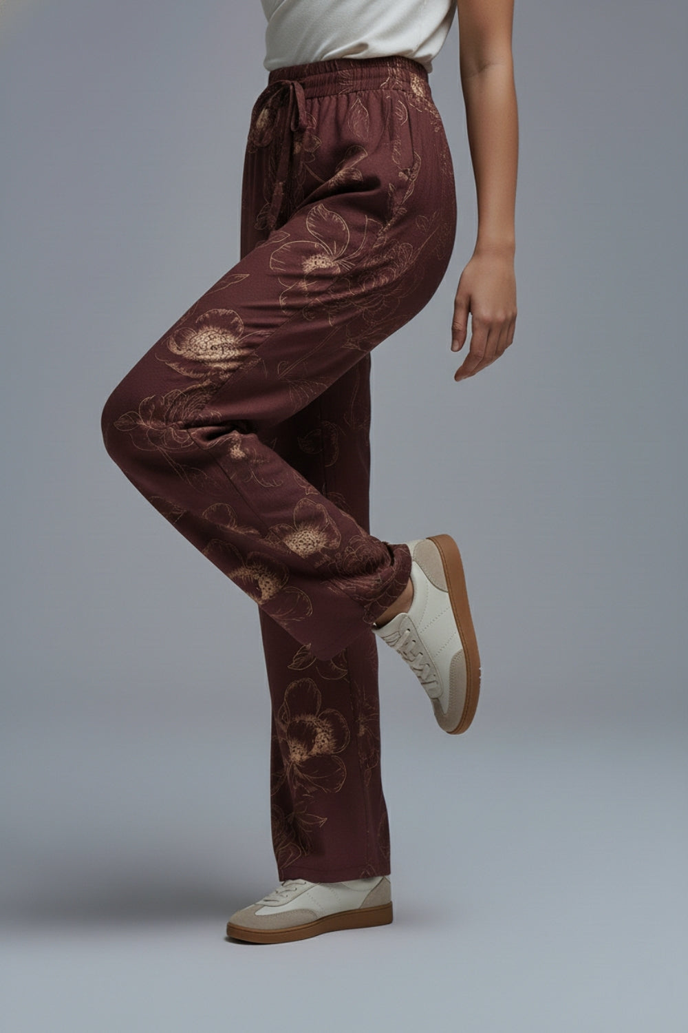 Calças fluidas leves borgonha com estampado floral outonal