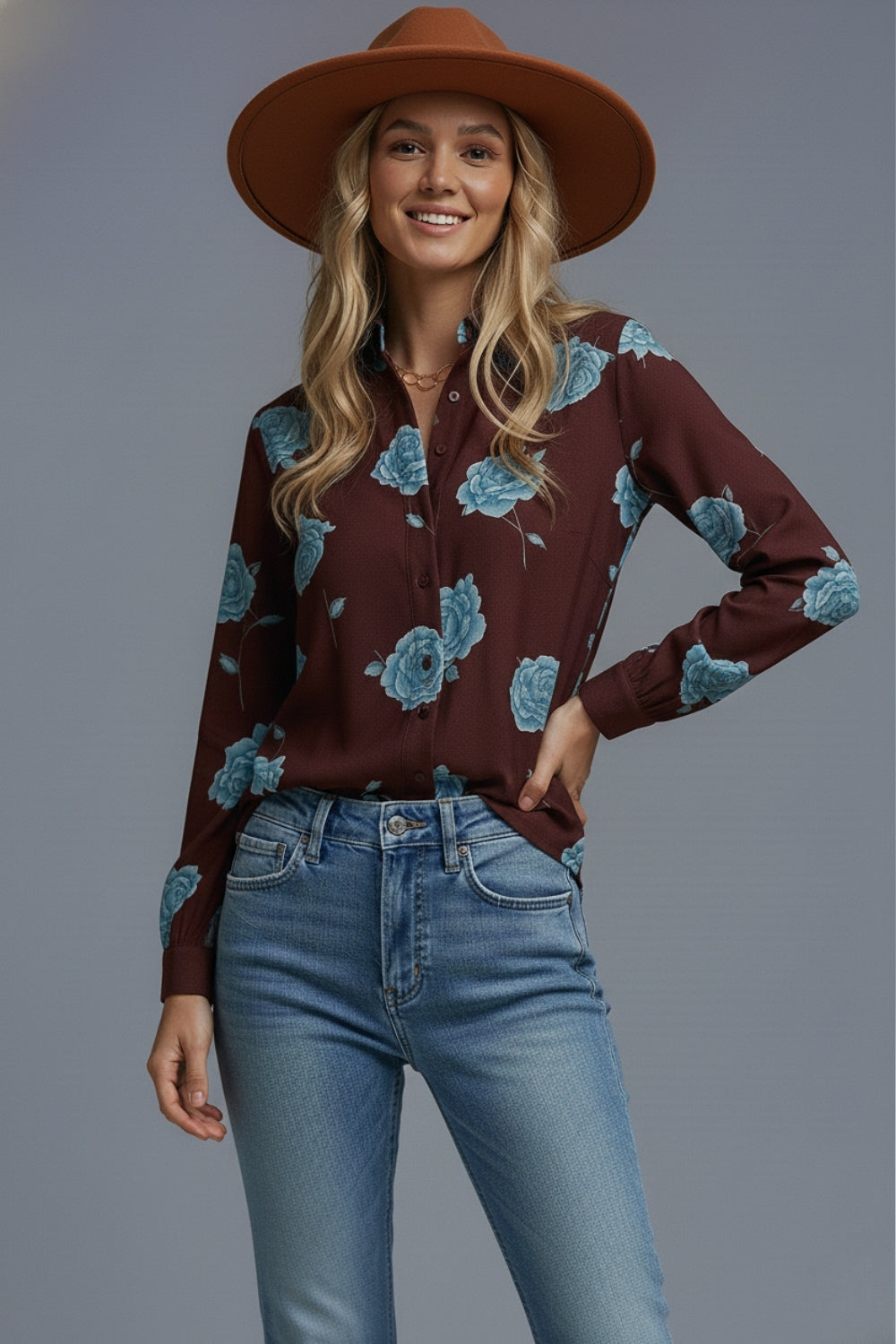 Camisa castanha com botões e estampado floral azul claro em cetim