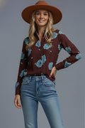 Camisa castanha com botões e estampado floral azul claro em cetim