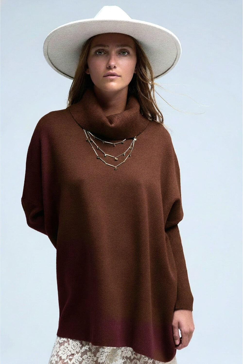 Camisola túnica de gola alta em castanho com mangas justas