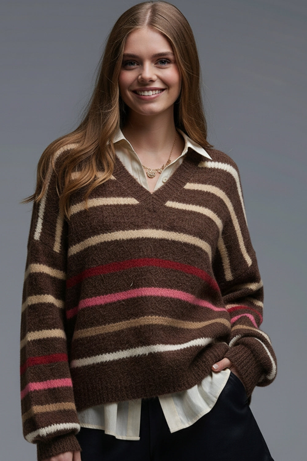 Camisola castanha de riscas multicoloridas de tamanho grande