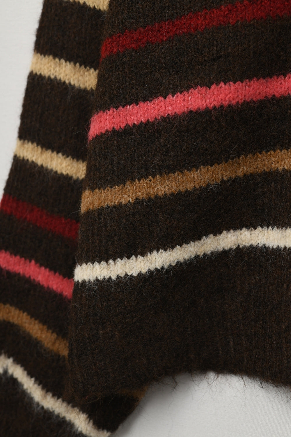 Camisola castanha de riscas multicoloridas de tamanho grande