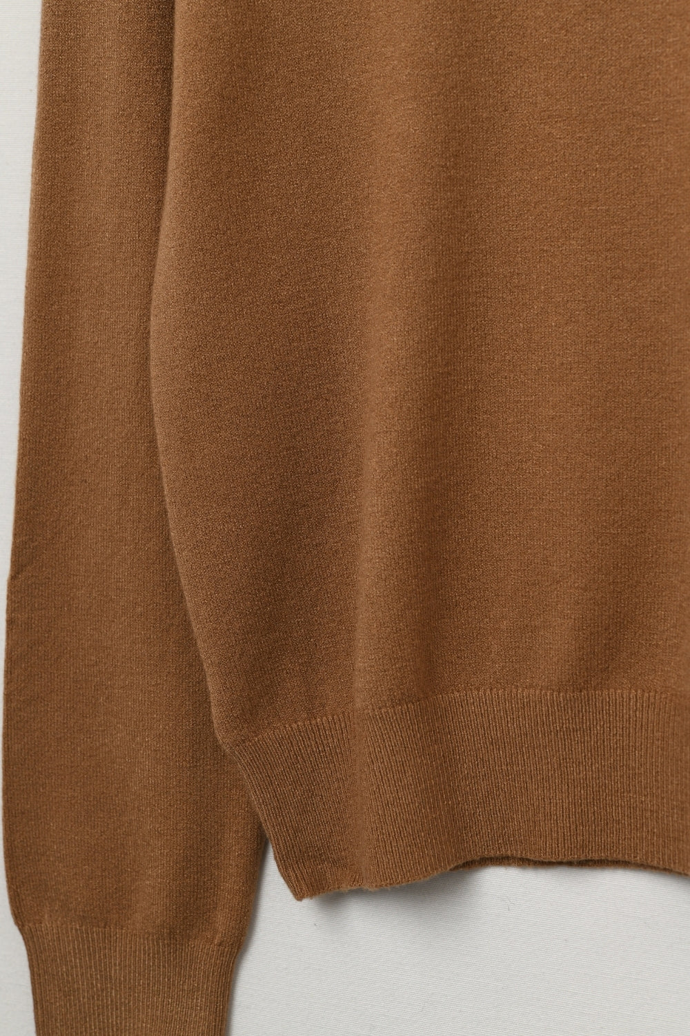 camisola de gola alta de cor camel em malha fina de lã merino