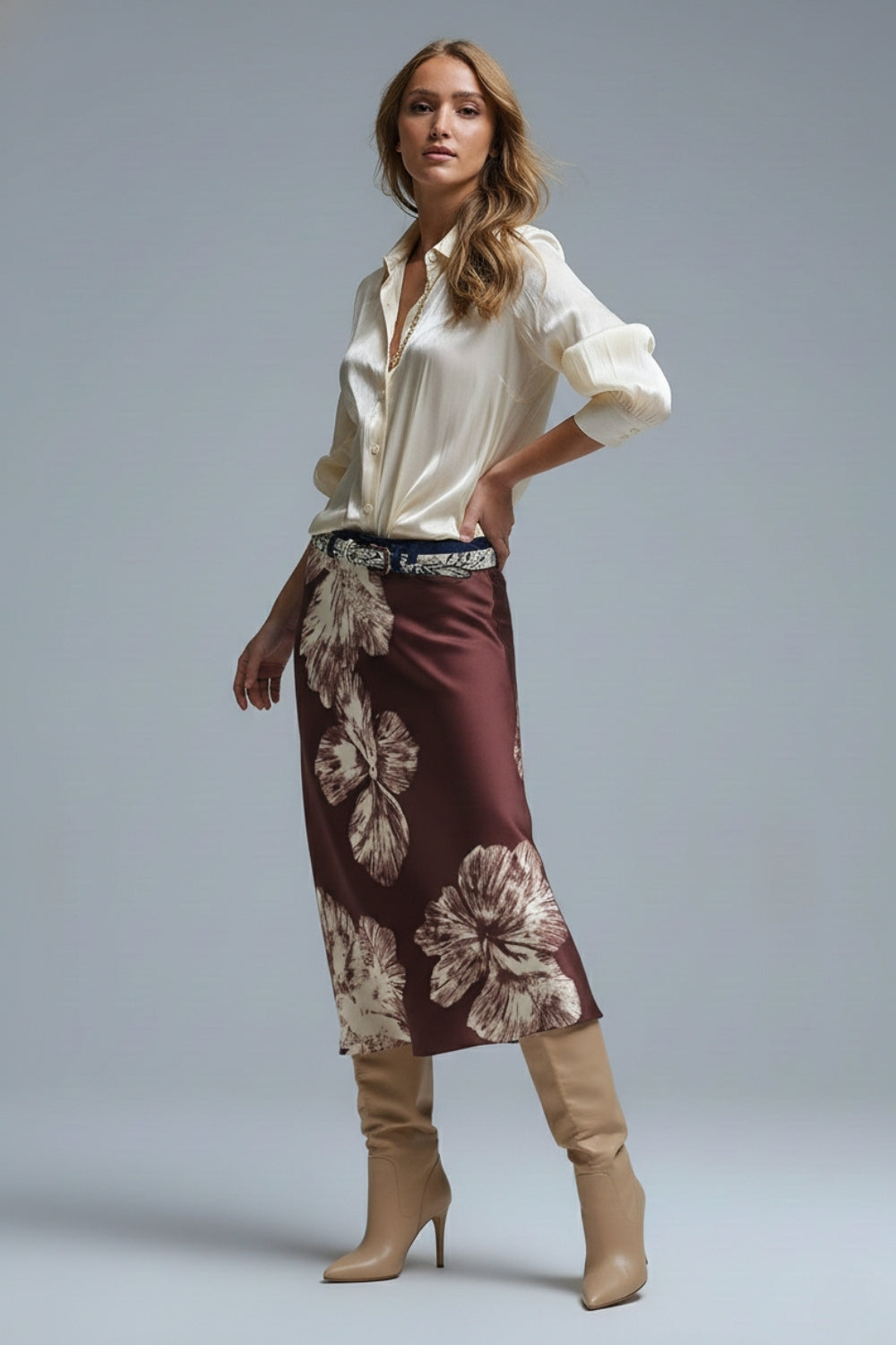 Saia midi de cetim floral borgonha em cetim