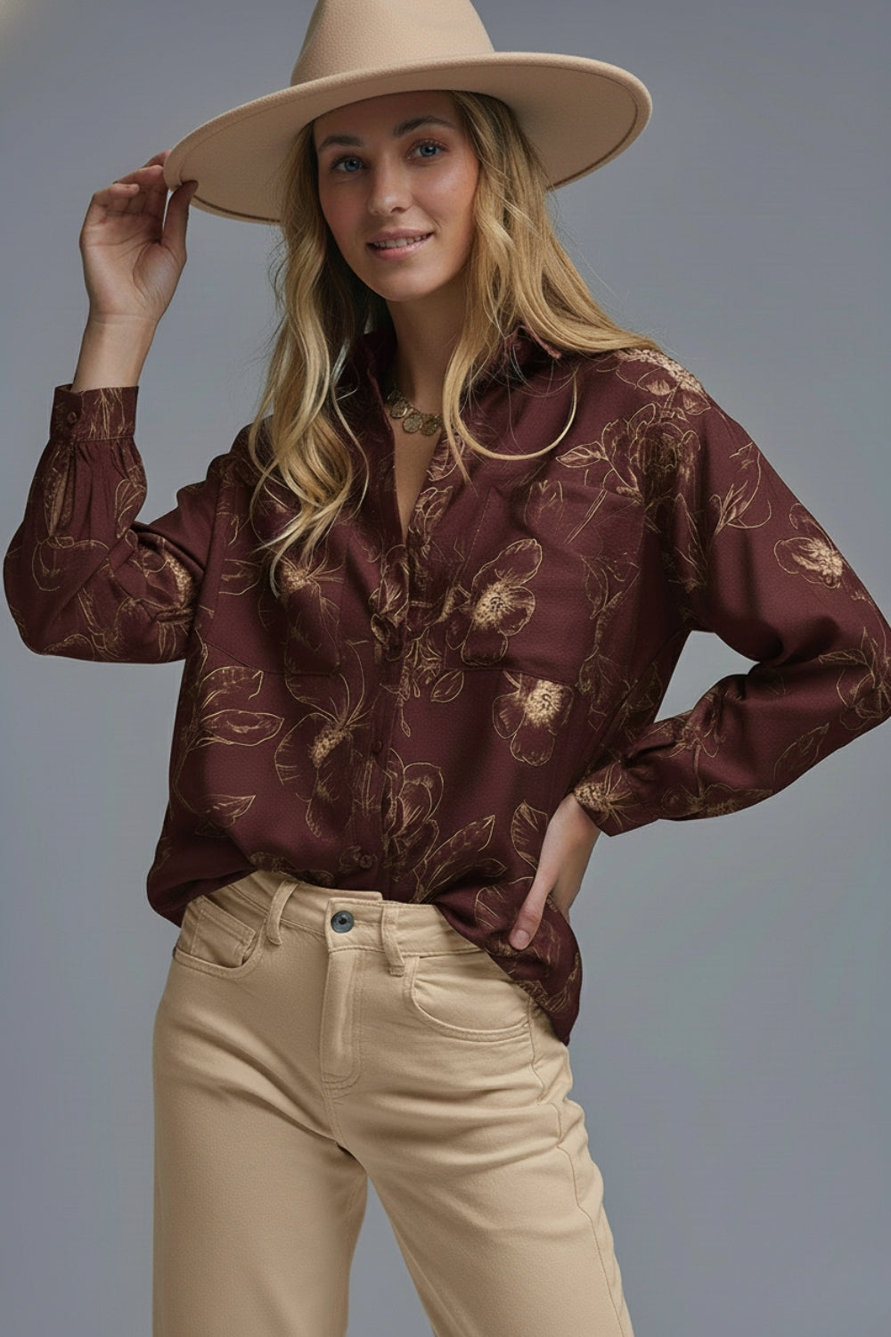 Camisa fluida leve borgonhesa com estampado floral outonal