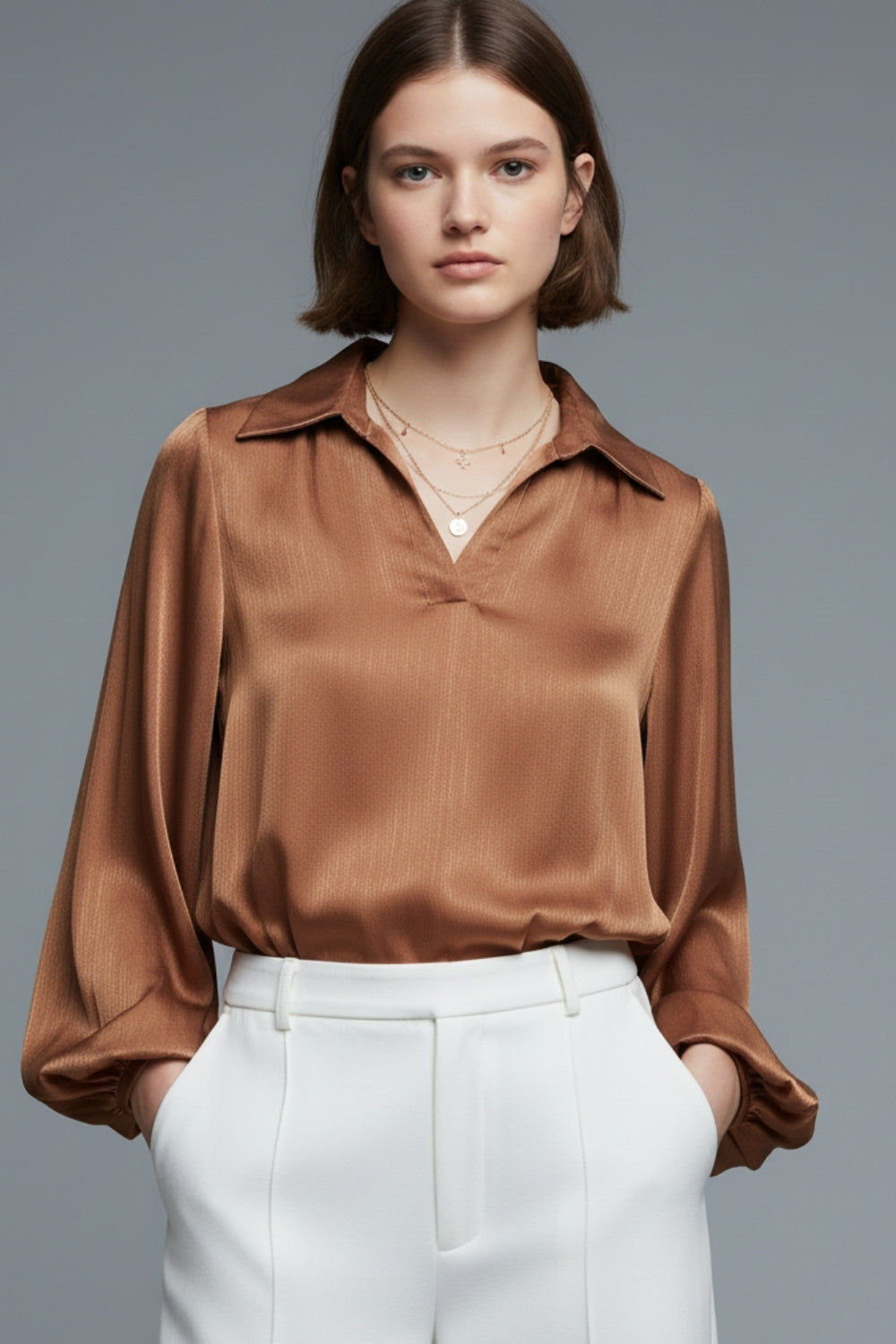 Top elegante de cetim brilhante com corte em camel