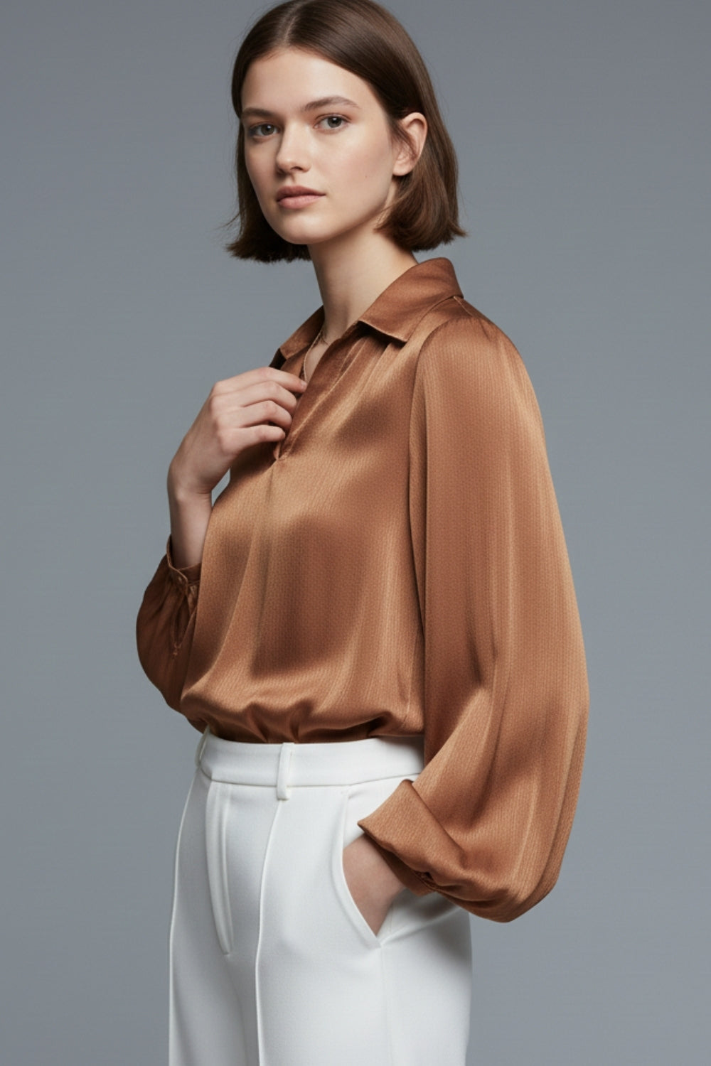 Top elegante de cetim brilhante com corte em camel