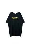 T-Shirt azul-marinho com texto amarelo e decote em gola redonda