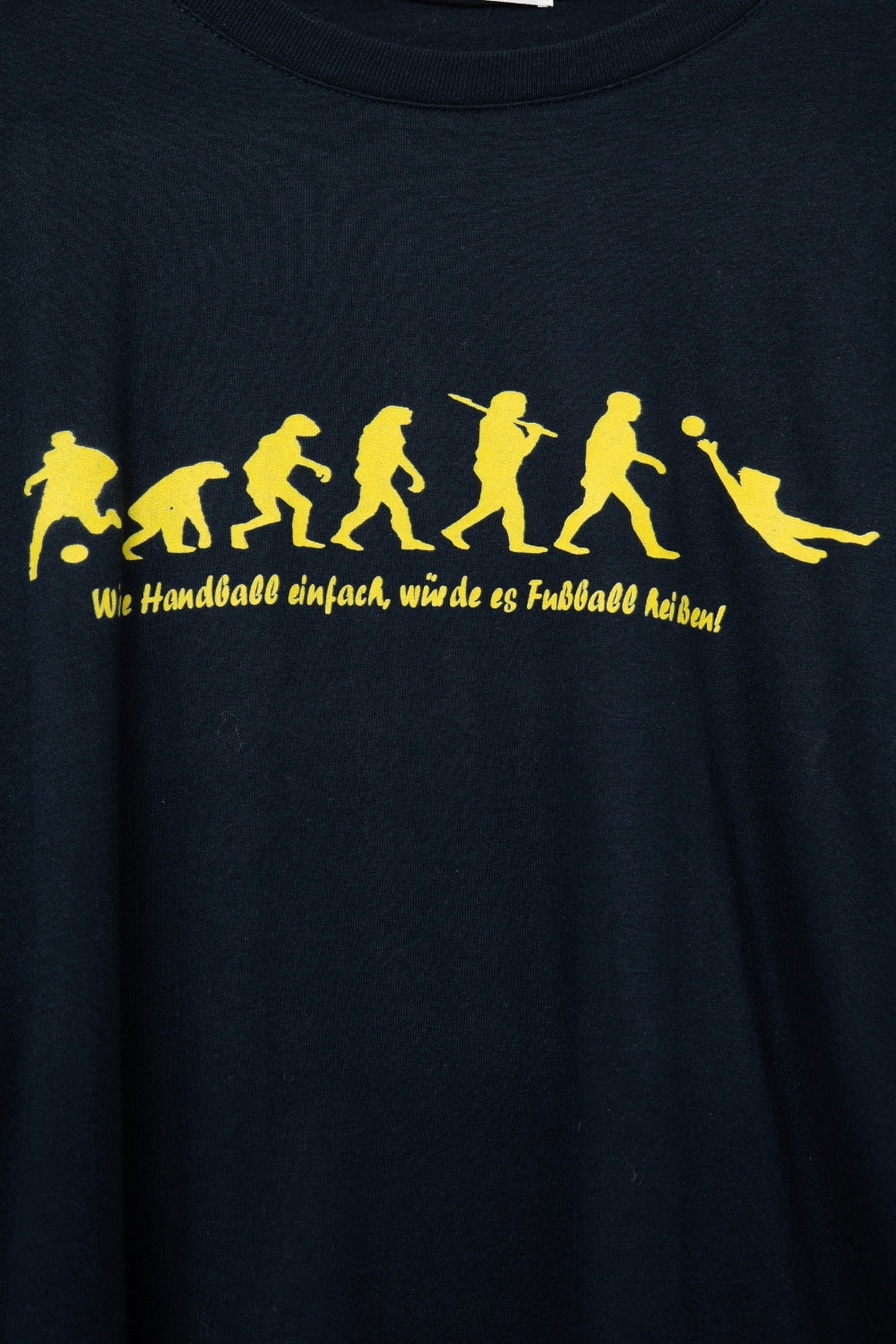 T-Shirt azul-marinho com texto amarelo e decote em gola redonda