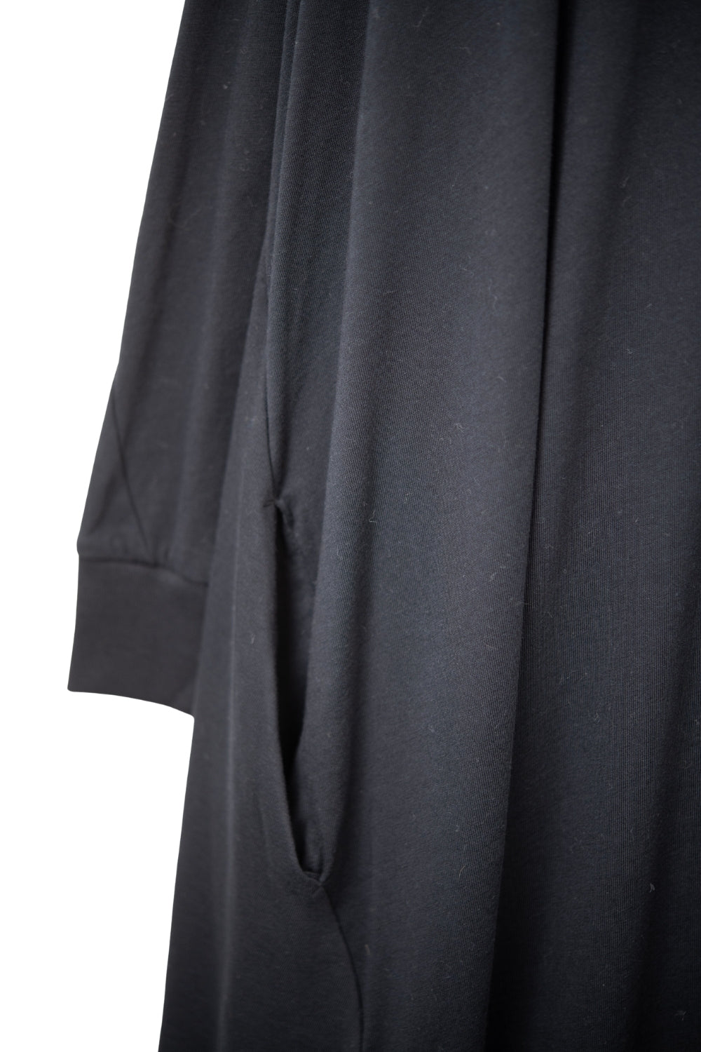 Vestido maxi preto com mangas compridas e bainha assimétrica