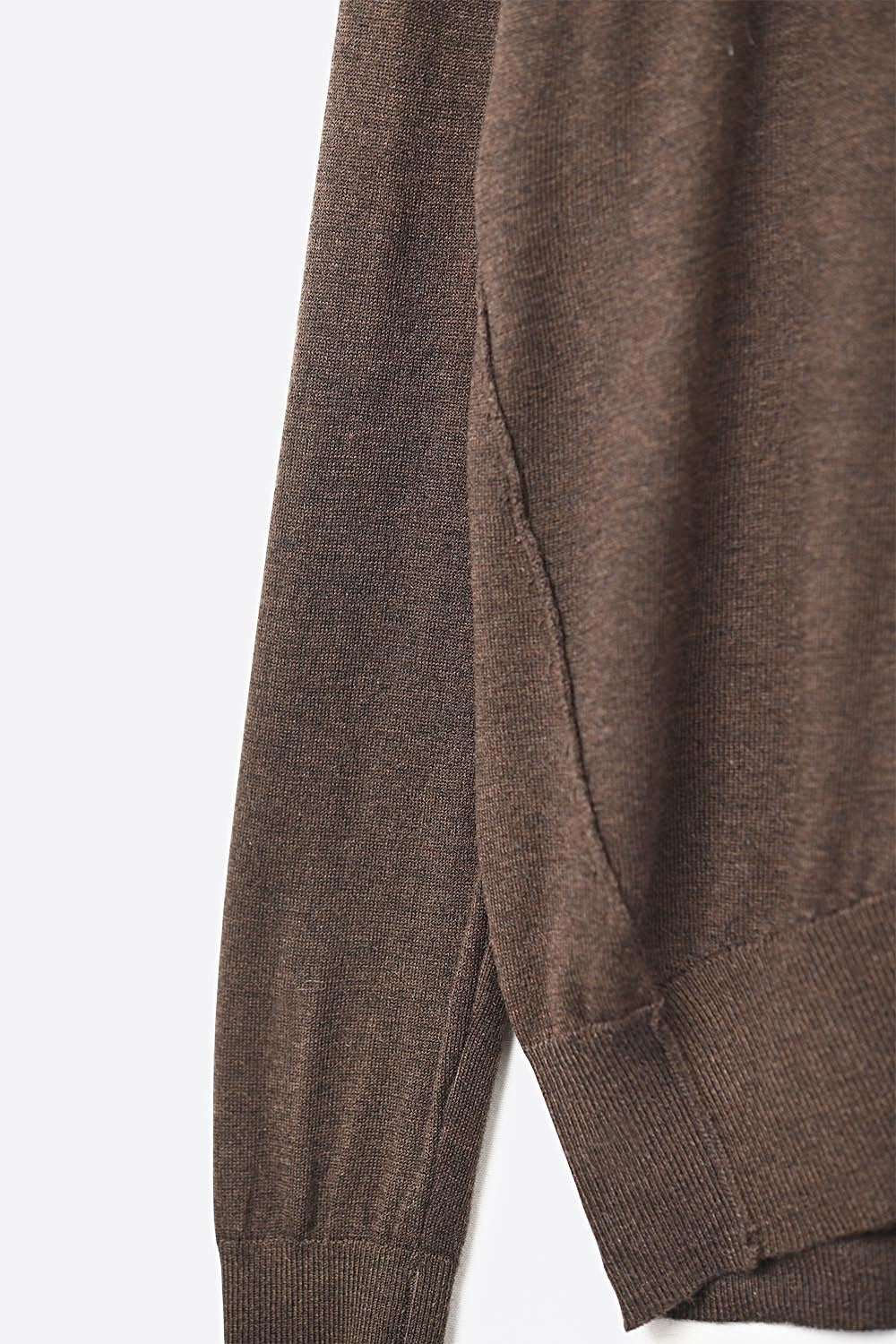 Camisola de gola alta de cor castanha em malha fina de lã merino