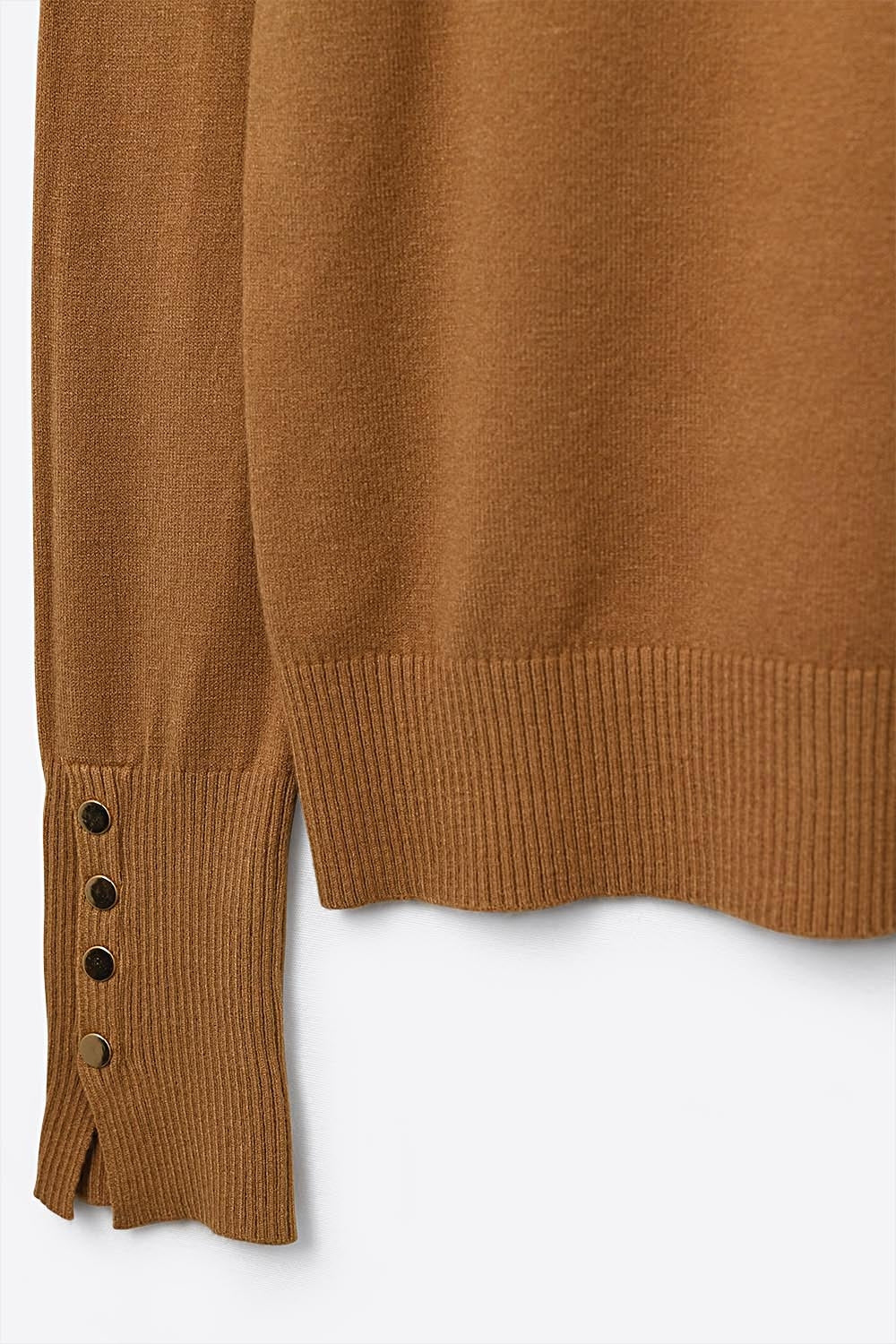 Camisola de gola alta camel com botões dourados no punho