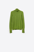 Camisola de gola alta verde-azeitona com botões dourados no punho