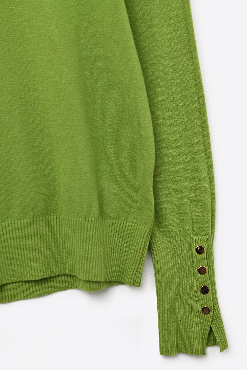 Camisola de gola alta verde-azeitona com botões dourados no punho
