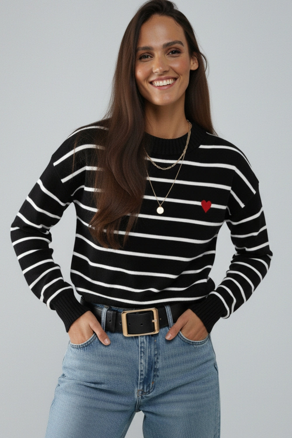 Camisola de malha preta com pormenor de coração vermelho e riscas brancas