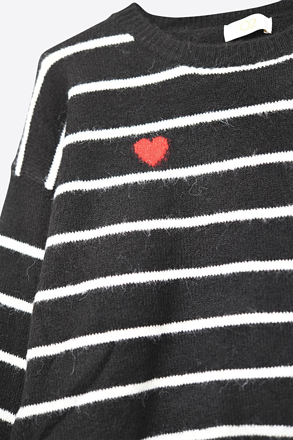 Camisola de malha preta com pormenor de coração vermelho e riscas brancas