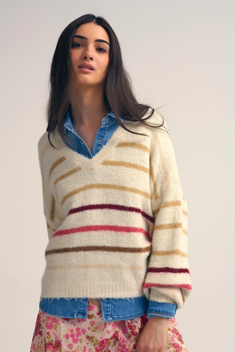 Camisola de tamanho grande em creme com riscas multicoloridas