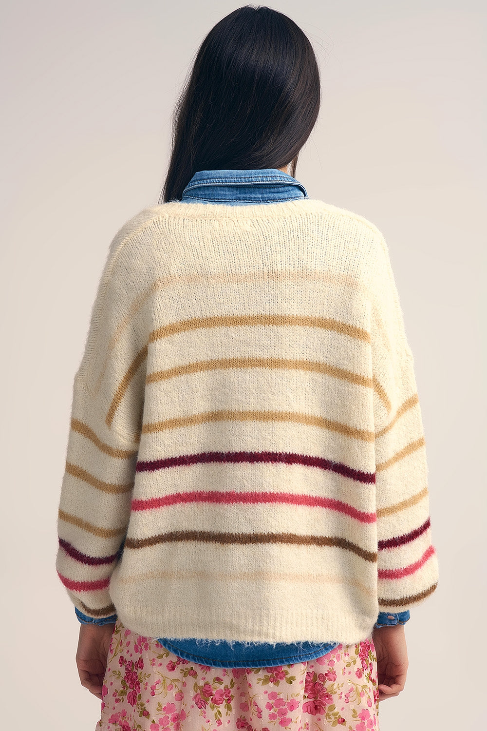 Camisola de tamanho grande em creme com riscas multicoloridas