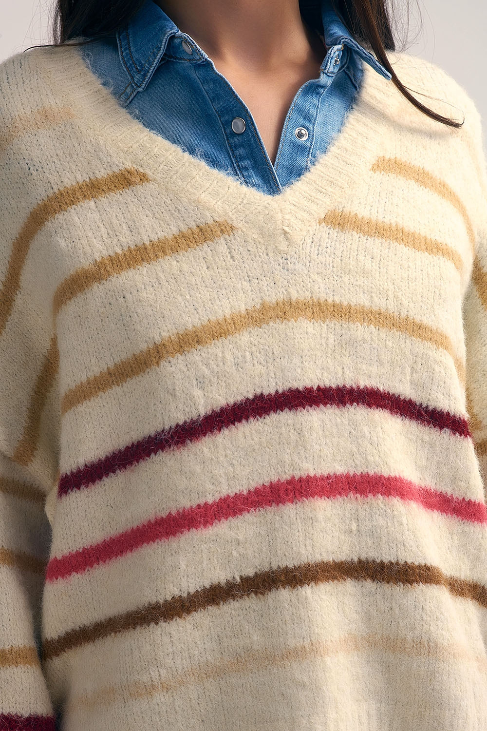 Camisola de tamanho grande em creme com riscas multicoloridas