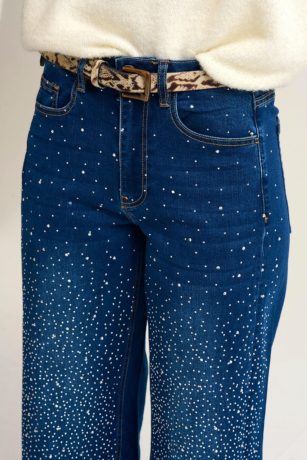 Calças de ganga de perna larga com pormenor de strass à frente