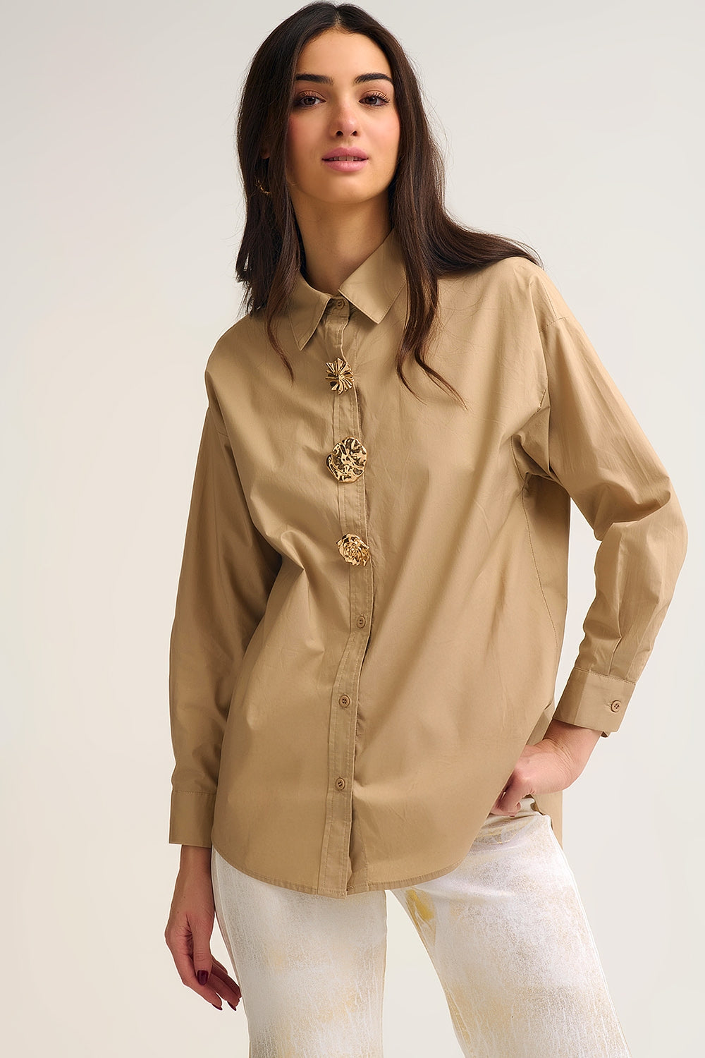 Camisa de algodão de popelina descontraída bege com botões dourados decorativos