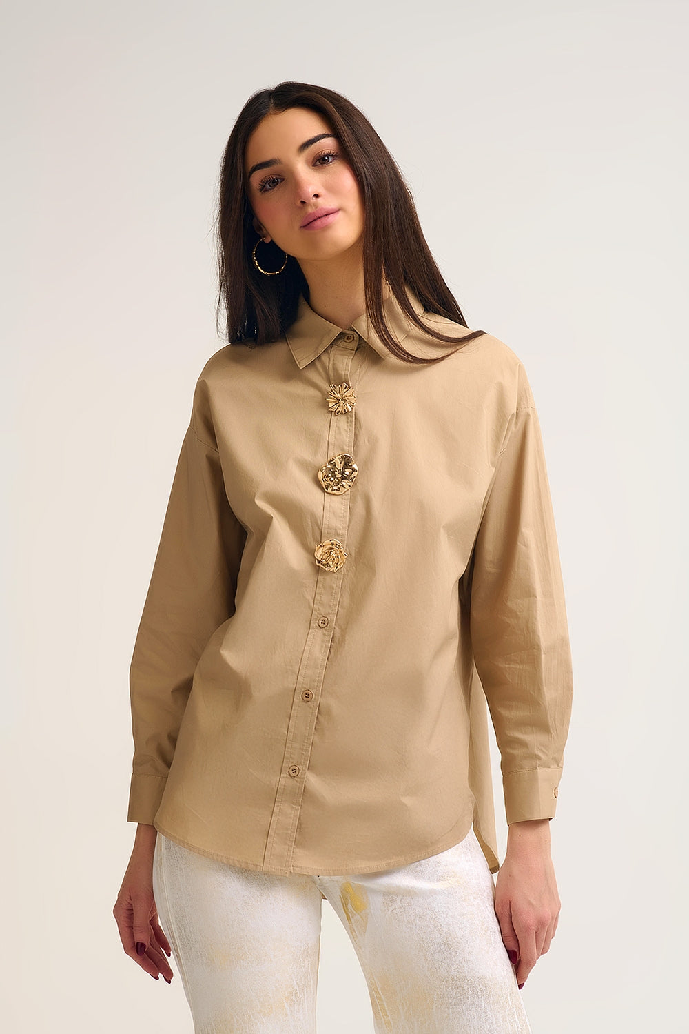 Camisa de algodão de popelina descontraída bege com botões dourados decorativos