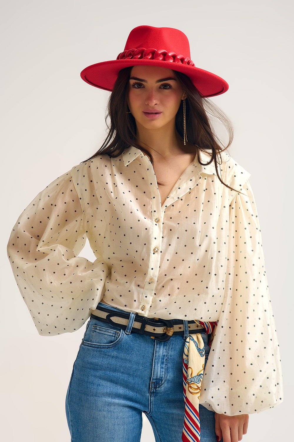 Blusa de seda às bolinhas em marfim com mangas em balão e botões dourados