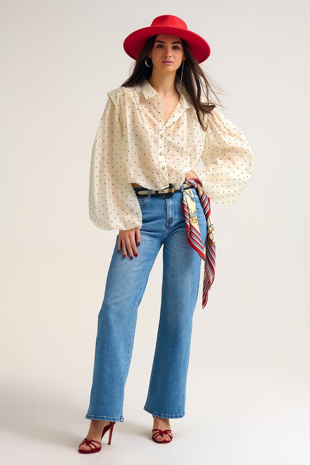 Blusa de seda às bolinhas em marfim com mangas em balão e botões dourados