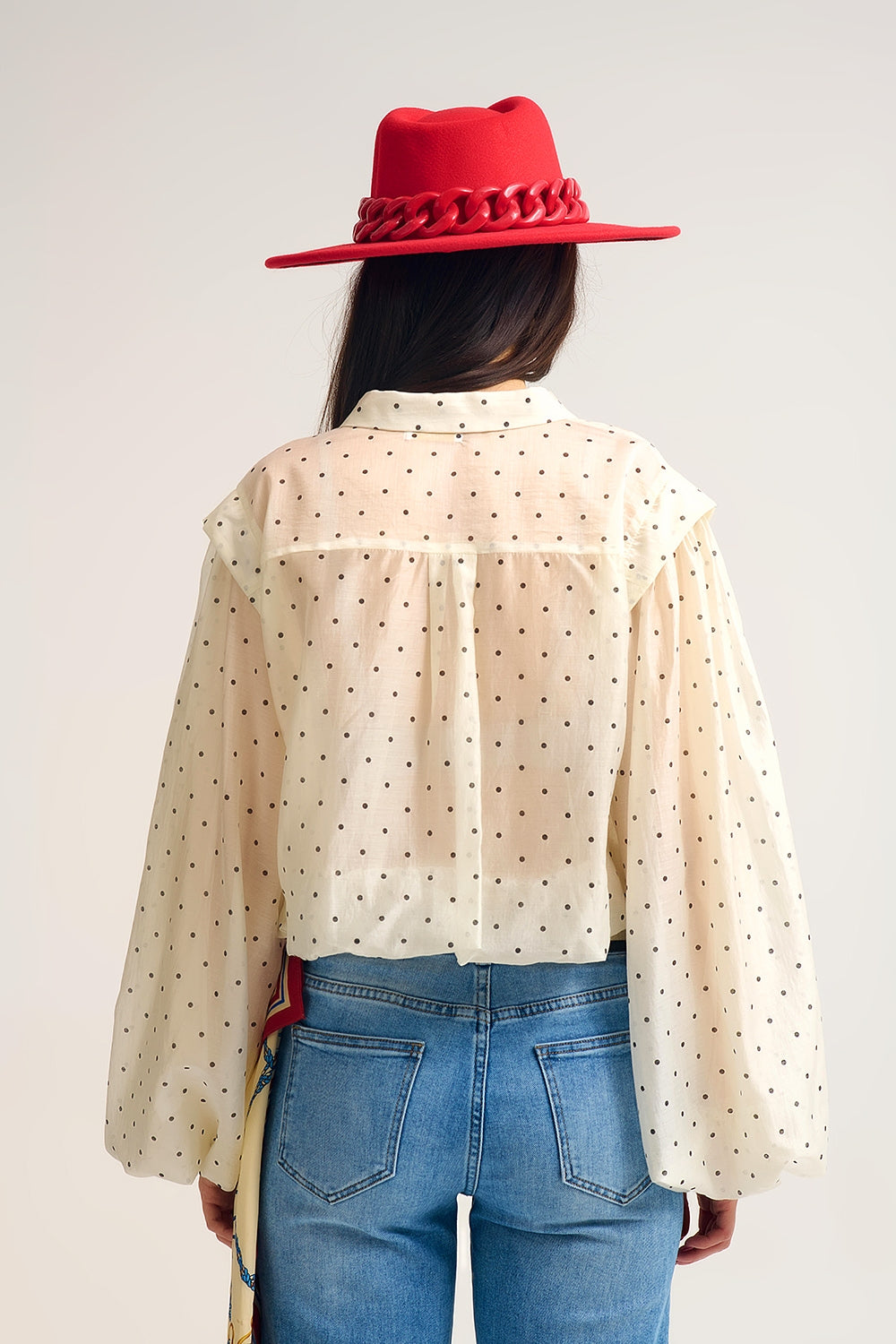 Blusa de seda às bolinhas em marfim com mangas em balão e botões dourados