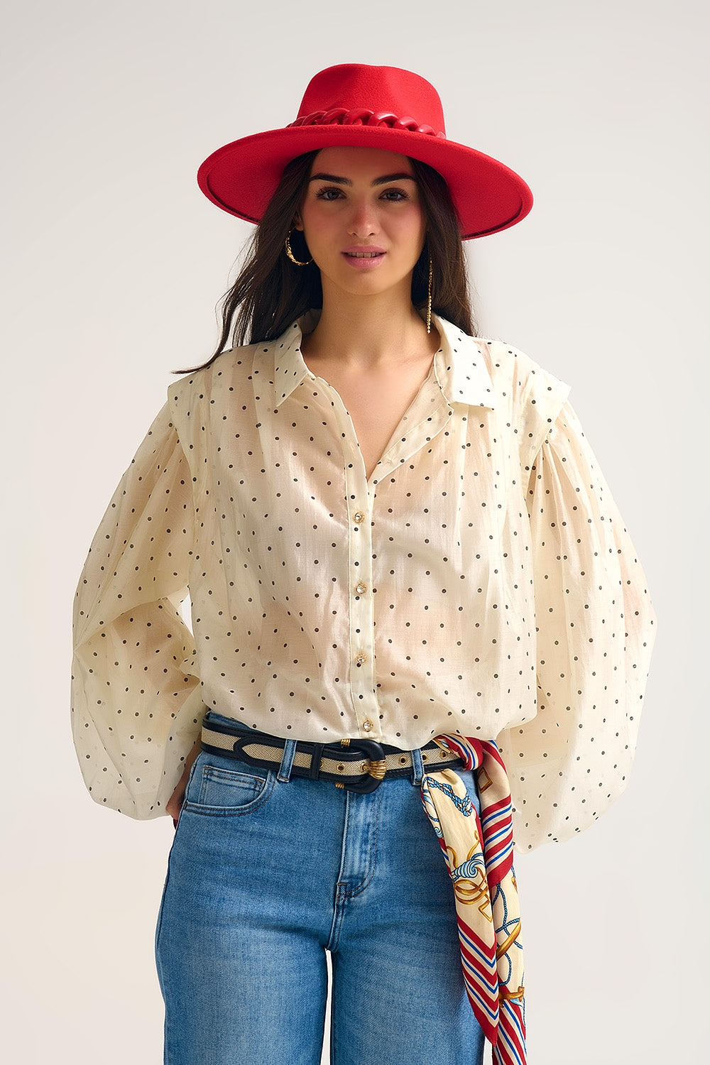 Blusa de seda às bolinhas em marfim com mangas em balão e botões dourados