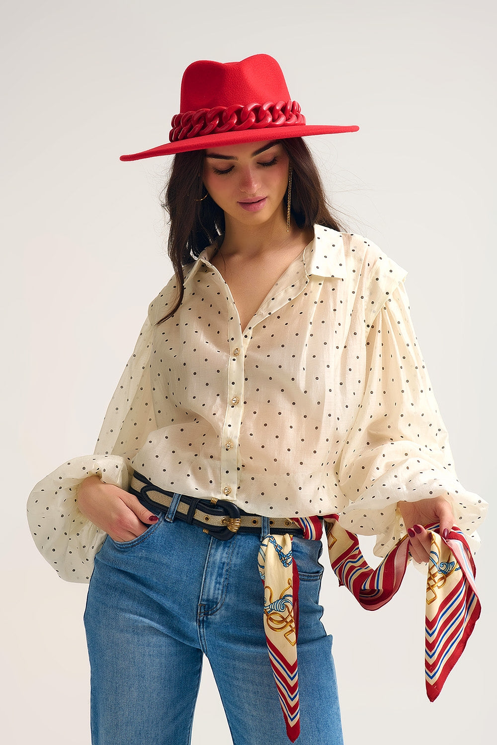 Blusa de seda às bolinhas em marfim com mangas em balão e botões dourados
