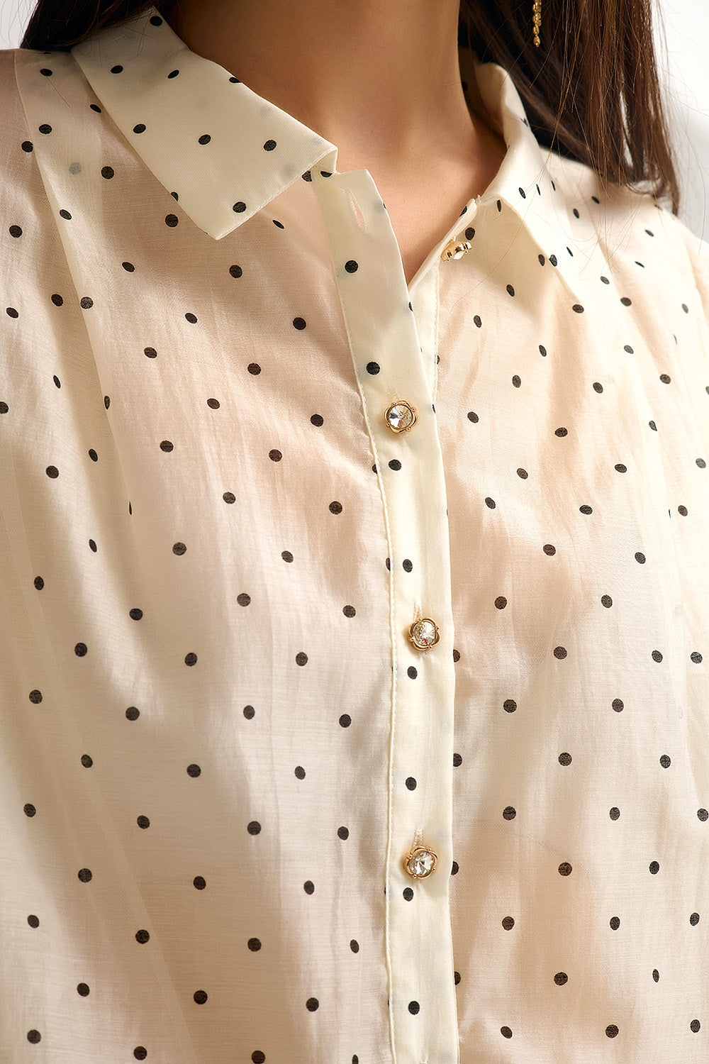 Blusa de seda às bolinhas em marfim com mangas em balão e botões dourados