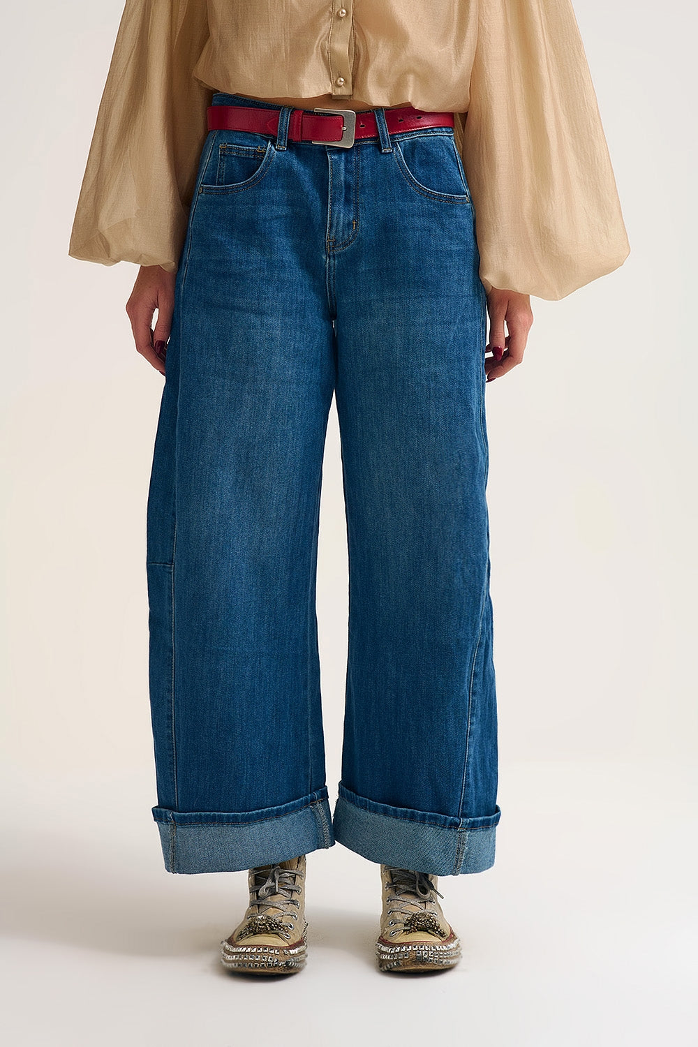 Calças de ganga Barrel Style Denim em lavagem média com bainha com punhos