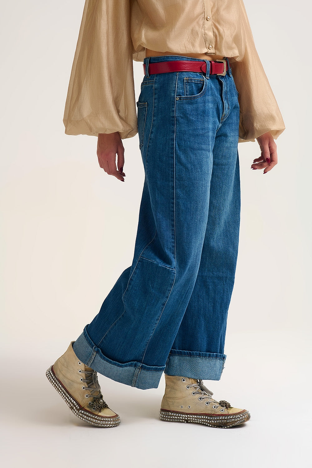 Calças de ganga Barrel Style Denim em lavagem média com bainha com punhos