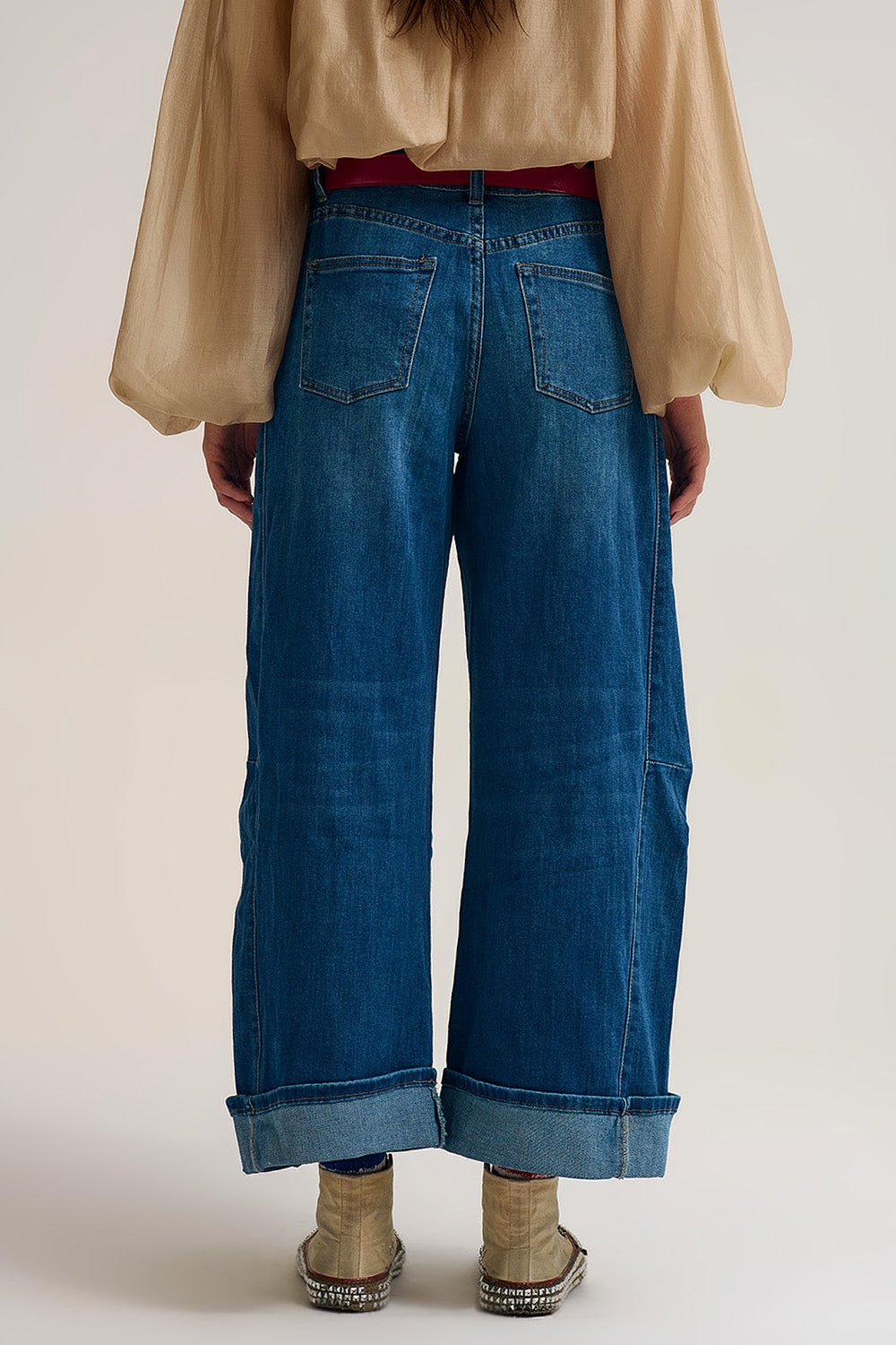 Calças de ganga Barrel Style Denim em lavagem média com bainha com punhos