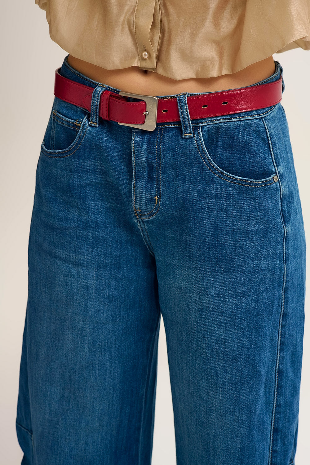Calças de ganga Barrel Style Denim em lavagem média com bainha com punhos