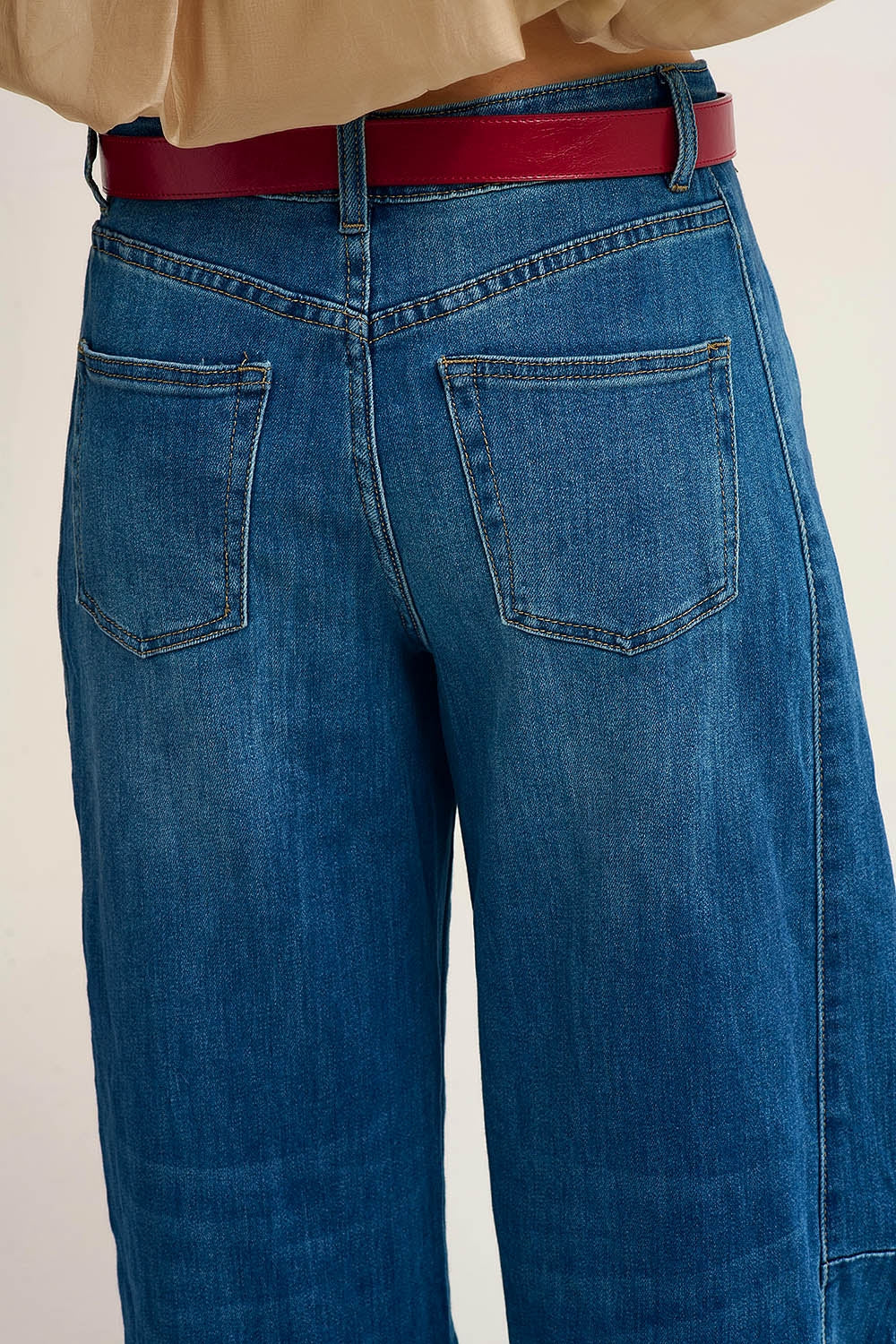Calças de ganga Barrel Style Denim em lavagem média com bainha com punhos
