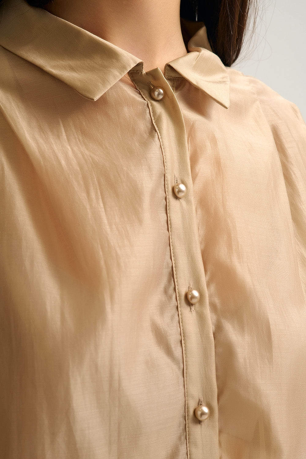 Blusa de seda tencel com mangas em balão e botões de nacar