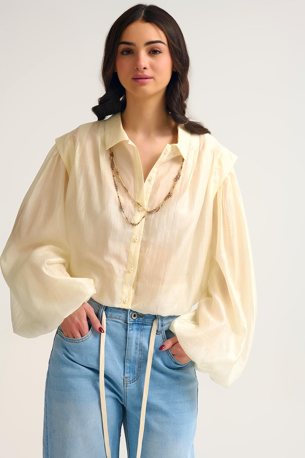 Blusa de seda tencel em creme com mangas em balão e botões de nacar