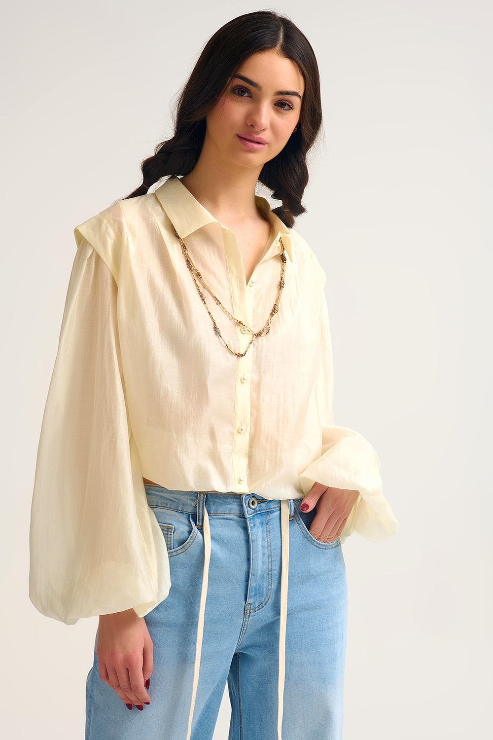 Blusa de seda tencel em creme com mangas em balão e botões de nacar