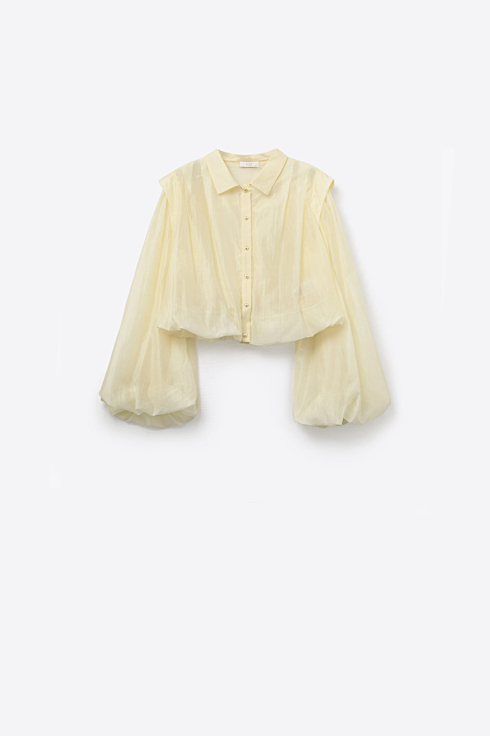 Blusa de seda tencel em creme com mangas em balão e botões de nacar