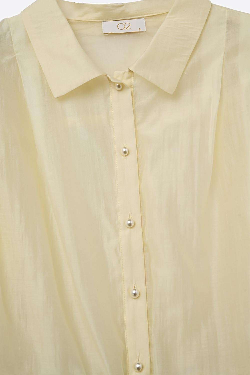 Blusa de seda tencel em creme com mangas em balão e botões de nacar