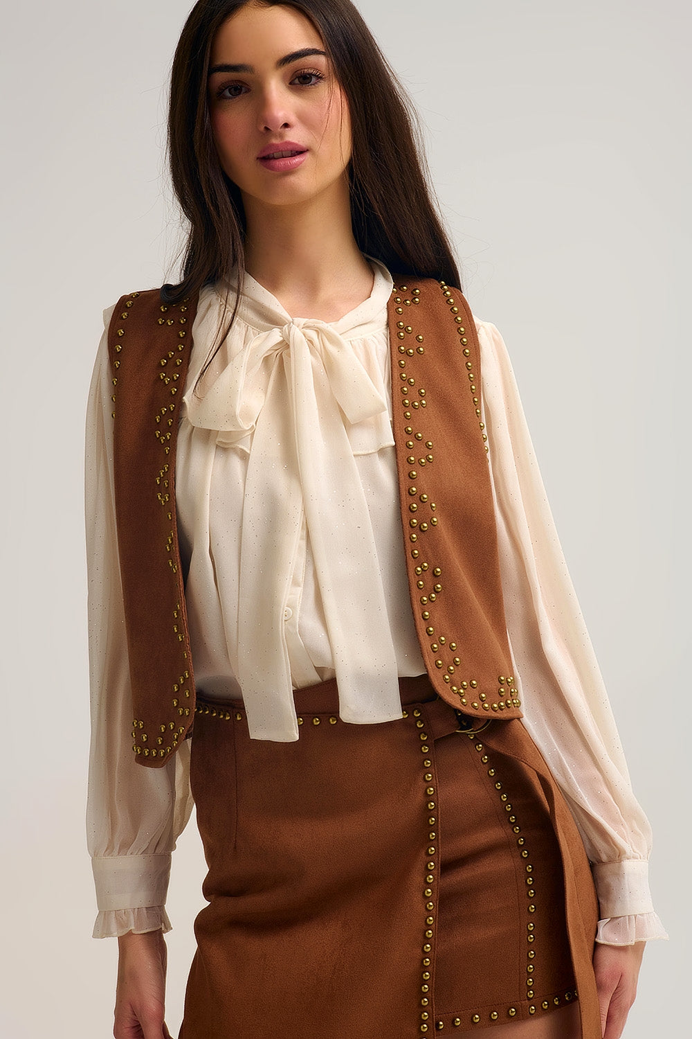Colete camel com pormenores de tachas metálicas