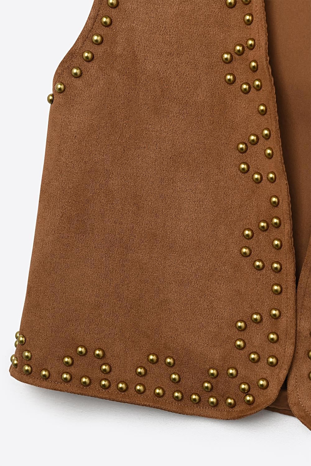 Colete camel com pormenores de tachas metálicas