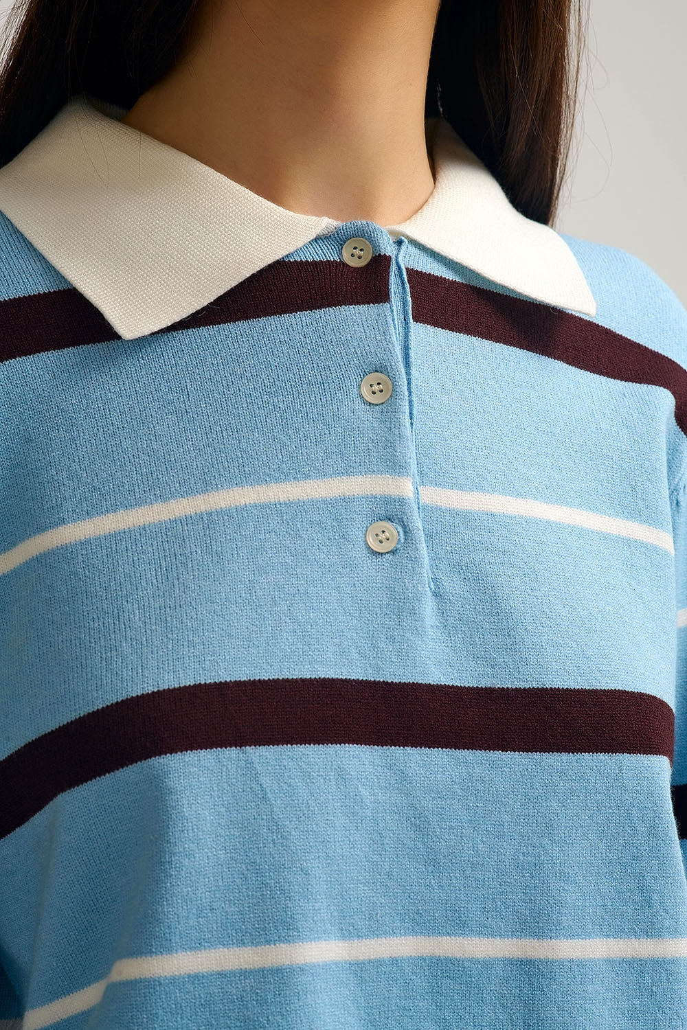 Camisola pólo de malha às riscas em azul com gola branca