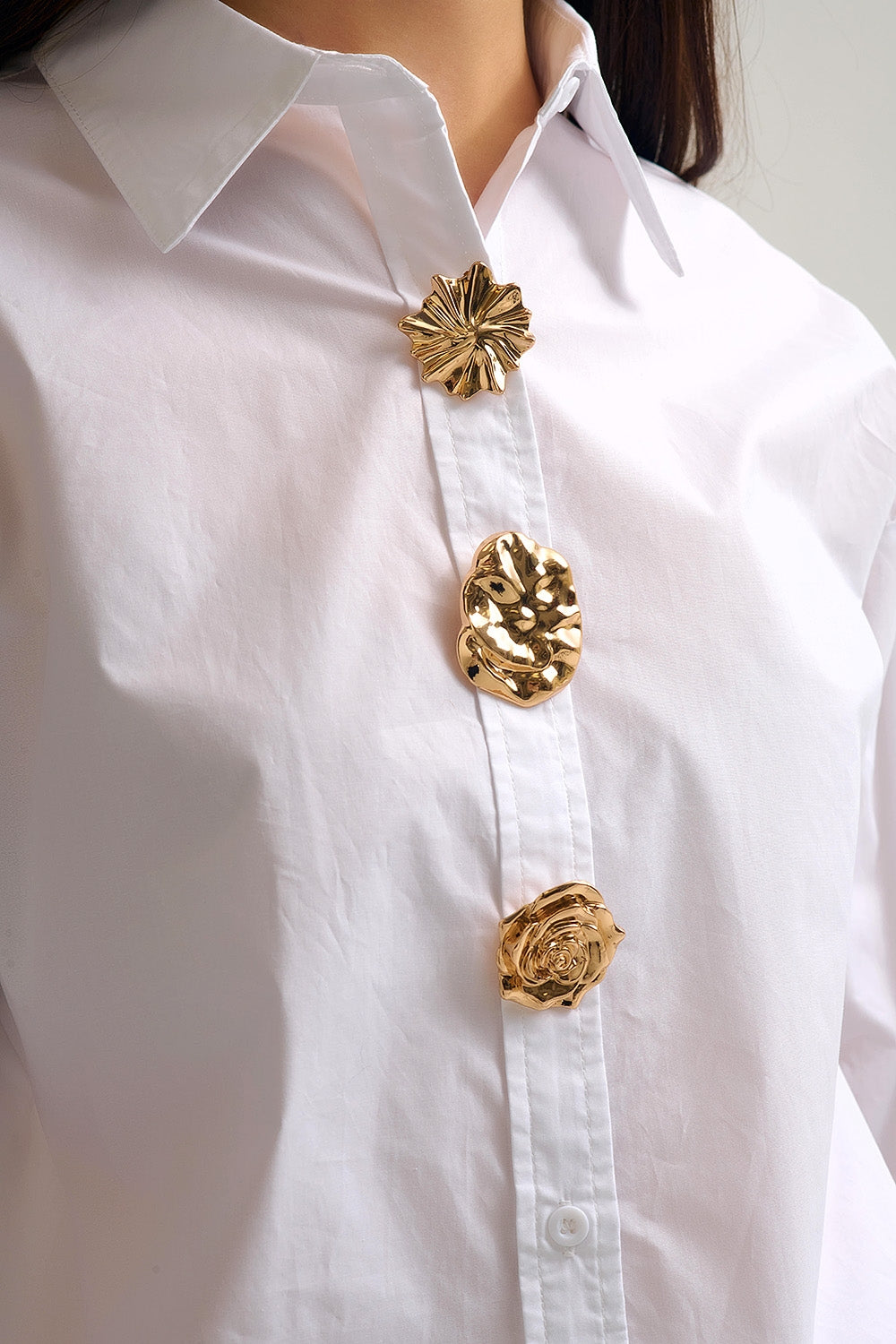Camisa de algodão de popelina branca descontraída com botões dourados decorativos