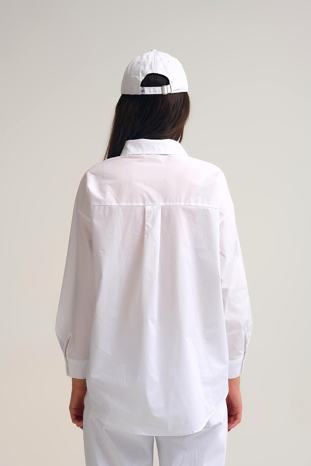 Camisa de algodão de popelina branca descontraída com botões dourados decorativos